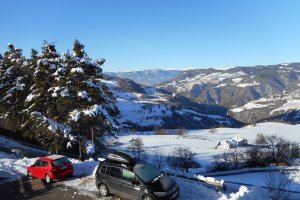 Neuschnee am Heideggerhof - Blick zur Mendel