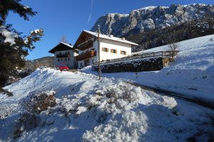 Neuschnee am Heideggerhof mit Schlernblick