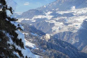 Neuschnee am Heideggerhof - Blick auf Schloss Prösels