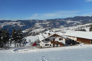 Neuschnee am Heideggerhof mit Blick auf Völs und Umgebung