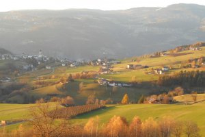 Herbstlandschaft-mit-Blick-auf-Voels-am-Schlern