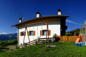 Spielplatz mit Berg- und Talblick