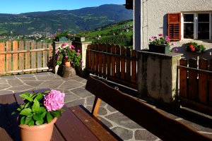 Terrasse mit Aussicht auf Völs und dem Kirchlein St. Peter am Bühel