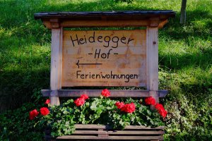 Schild bei Einfahrt zum Heideggerhof